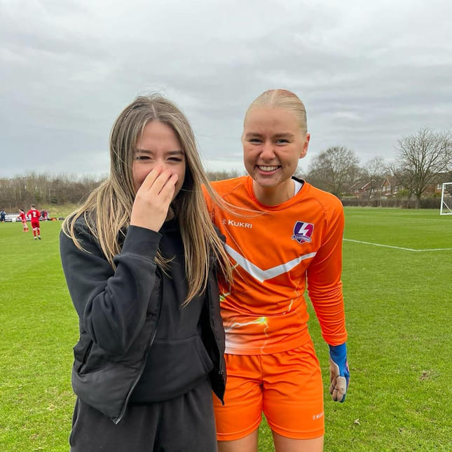 Helle og en medelev spiler på fotballbanen