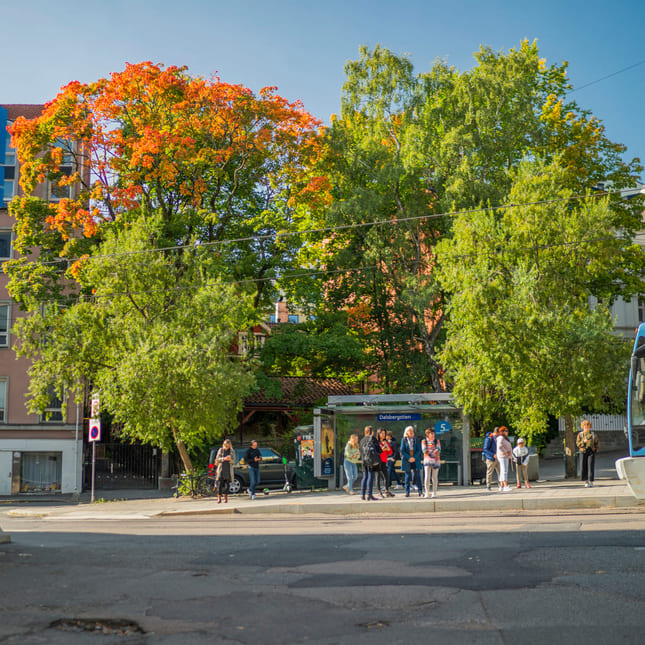 Trikken går utenfor Akademiet i Oslo