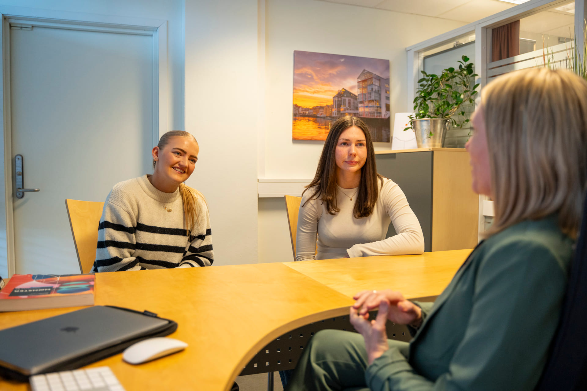 To jenter får rådgivning fra Akademiet