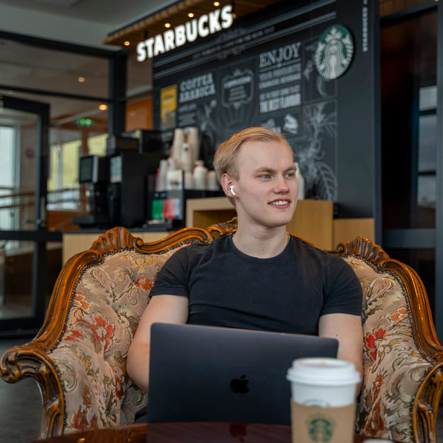 Privatist sitter på Starbucks-kafé
