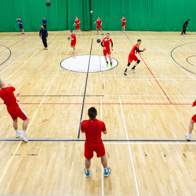 Håndballtrening i en hall