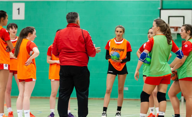 Håndballtrening i en hall i Loughborough