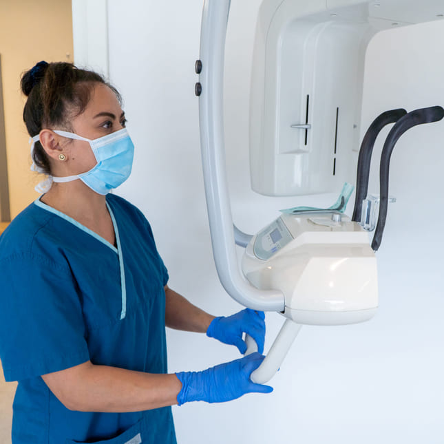 Tannhelsesekretær sjekker røntgen-utstyret