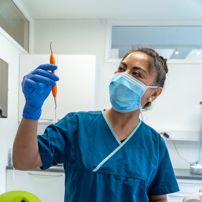 Tannhelsesekretær sjekker utstyr