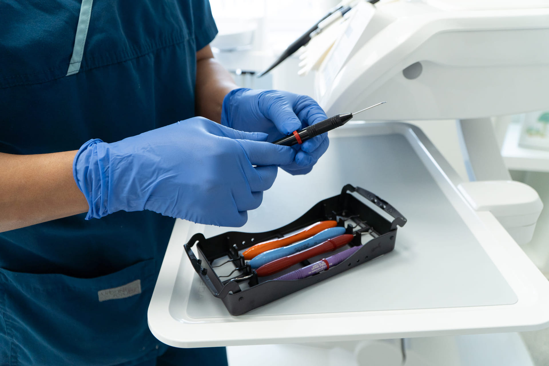 Tannhelsesekretær sjekker utstyr