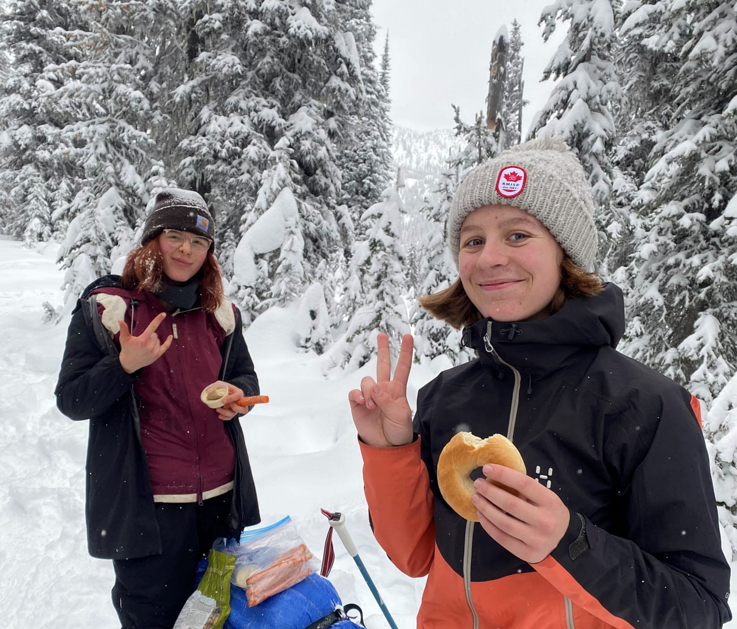 Johanna med venn spiser lunsj på tur i canada.