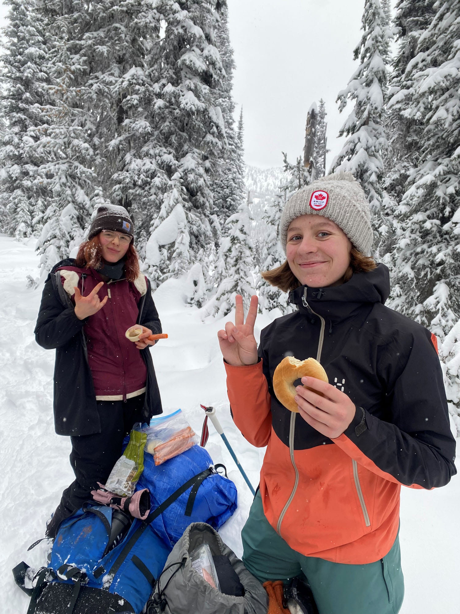 Johanna med venn spiser lunsj på tur i canada.
