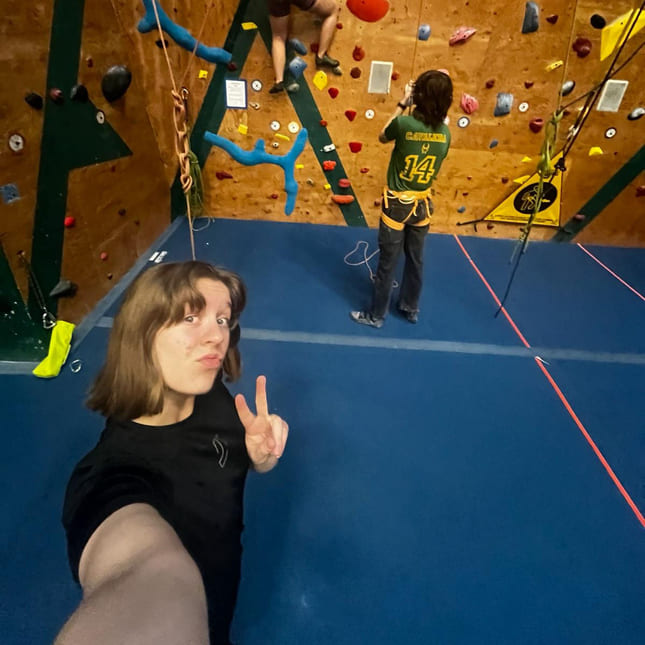 Vennegjengen til Johanna er på klatresenteret.