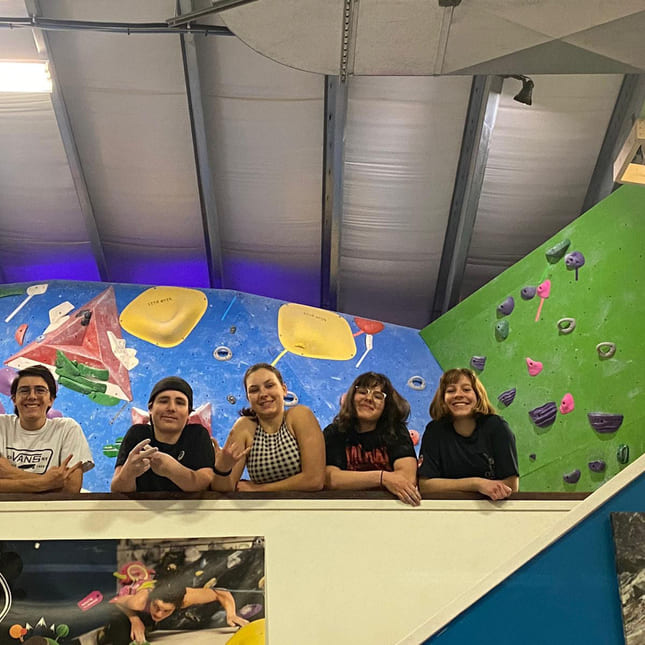 Vennegjengen til Johanna er på klatresenteret.