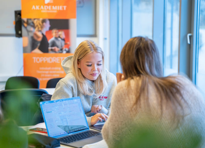 elever jobber med skole på akademiet vgs kristiansand