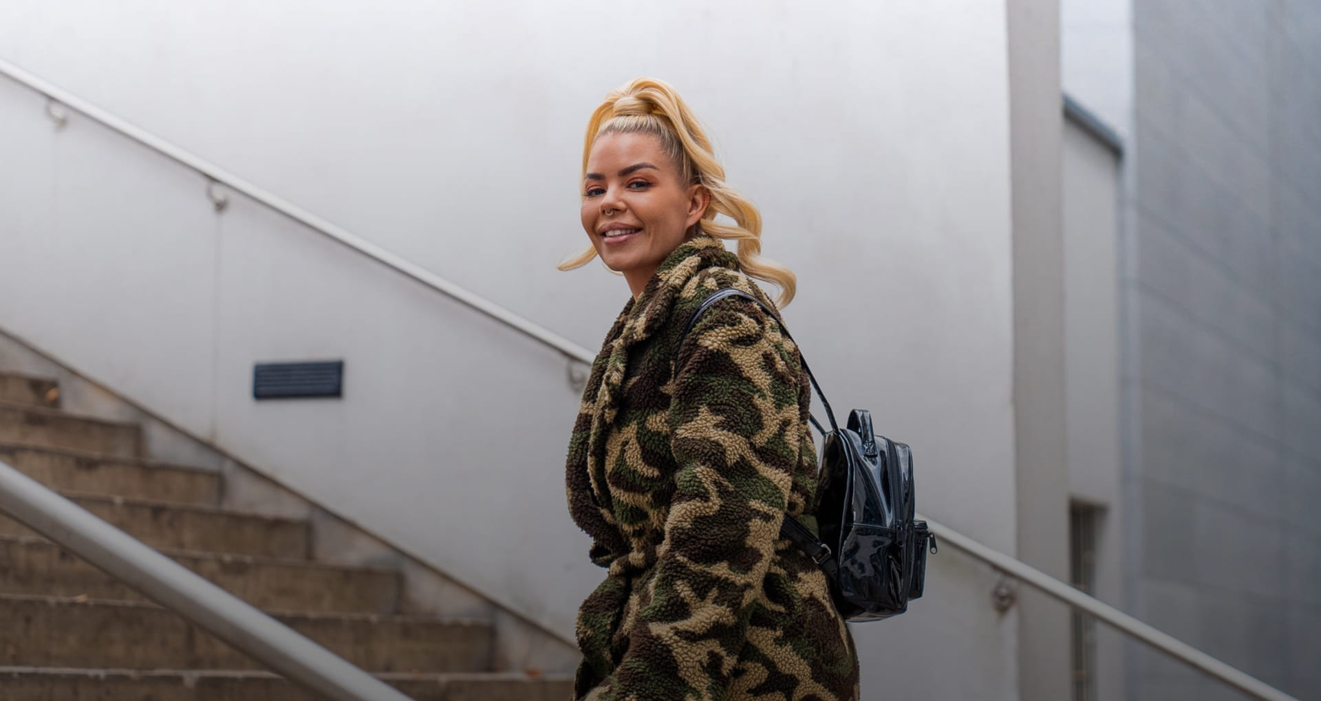 Adele utenfor inngangen til Akademiet Privatistskole Oslo
