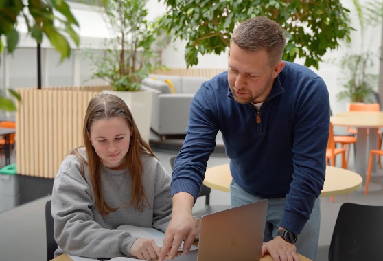 Emma får rådgivning på Akademiet Privatistskole Sandnes
