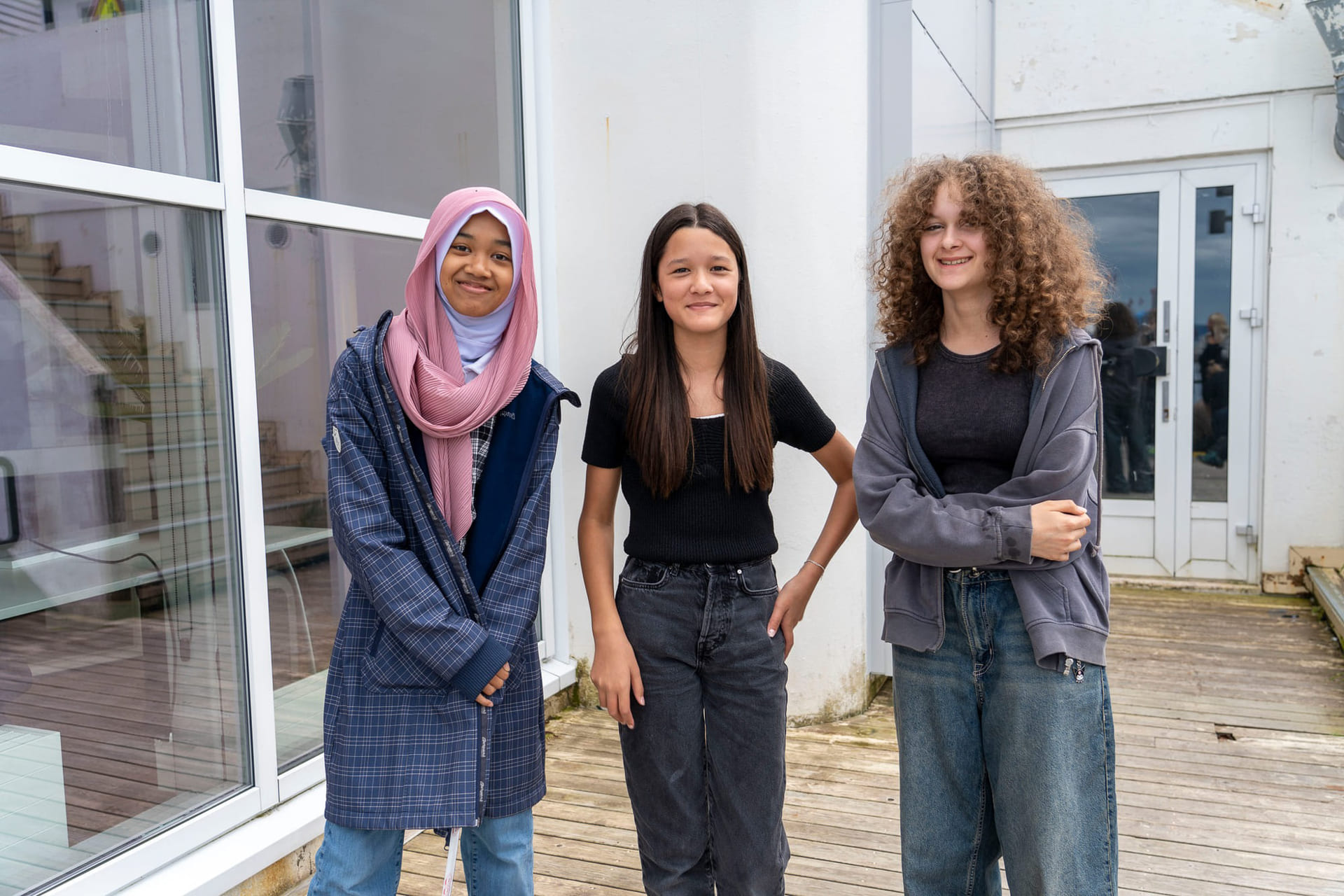 Elever på akademiet realfagsungdomsskole utenfor skolen