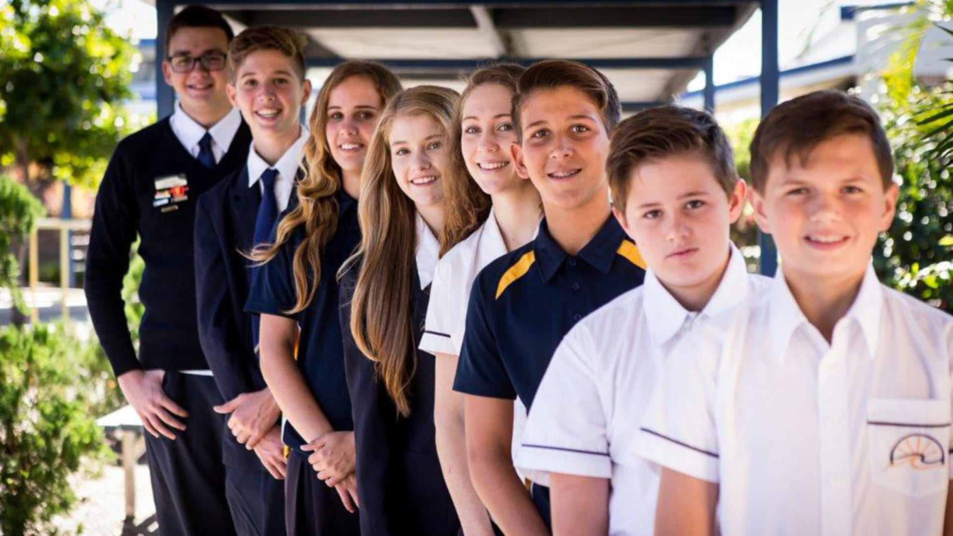 Elever på Bribie Island State High School står ved siden av hverandre på rekke.