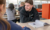 Privatist leser fag på Akademiet Privatistskole