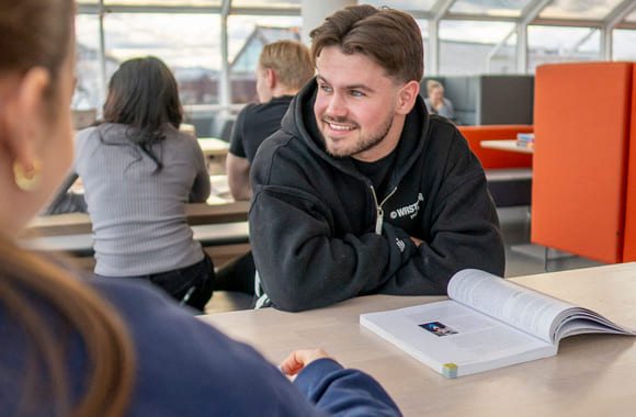 Privatist leser fag på Akademiet Privatistskole