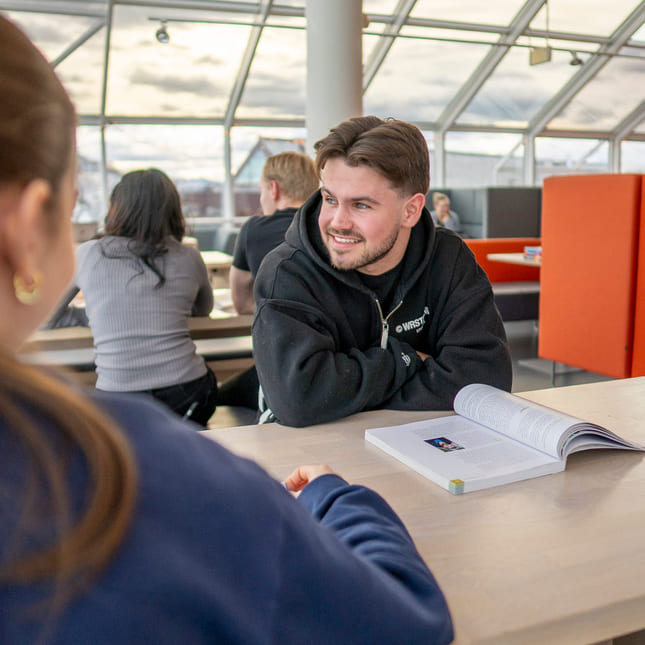 Privatist leser fag på Akademiet Privatistskole