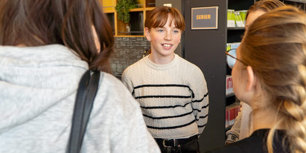 Tre elever fra Akademiet Realfagsskole Drammen under forberedelsene til Girl Tech Fest.