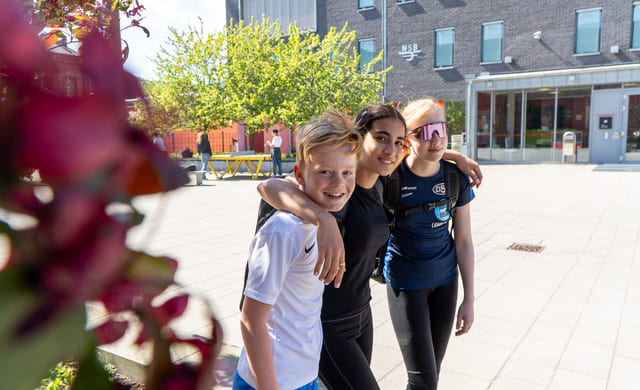 Tre elever utenfor skolen