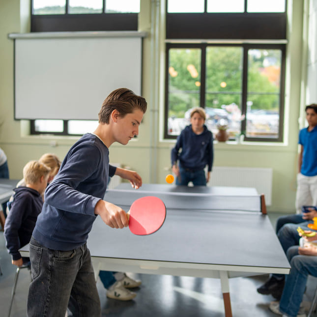 To elever spiller bordtennis på akademiet ungdomsskole drammen