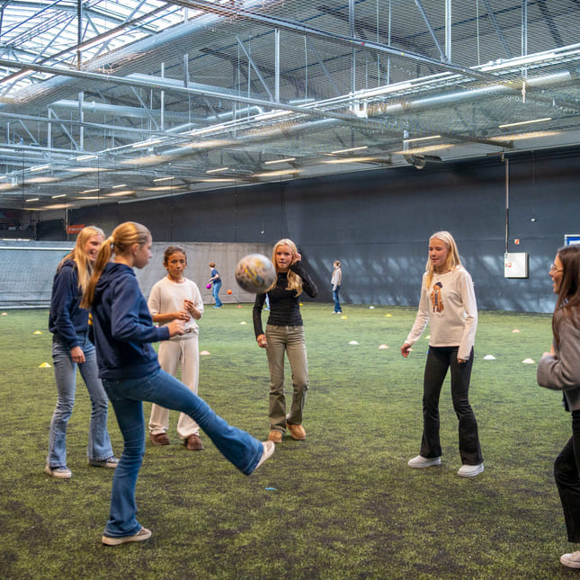 elever spiller fotball på talentgården ved akademiet ungdomsskole drammen