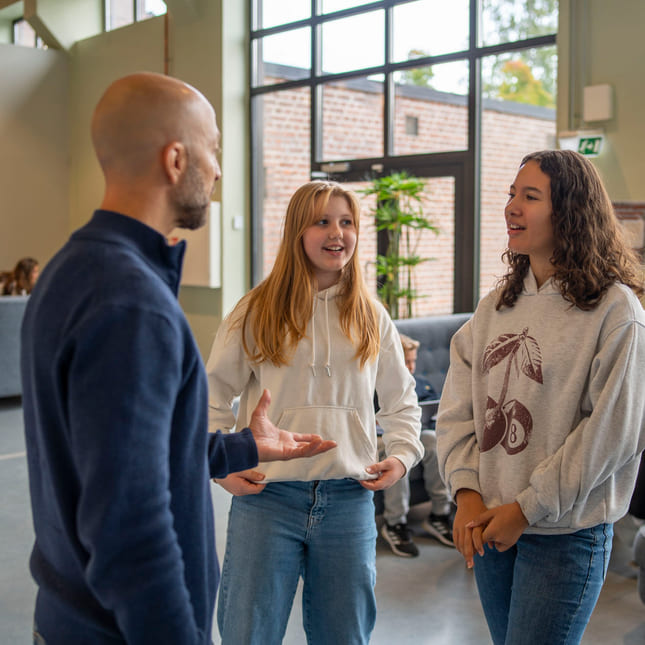 mentor og elever i dialog på akademiet ungdomsskole drammen