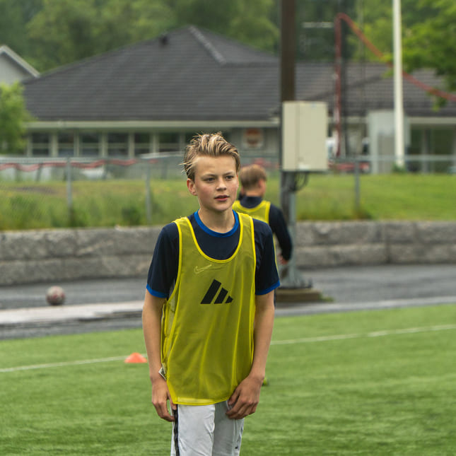 Elever smiler på fotballtrening med Strømsgodset