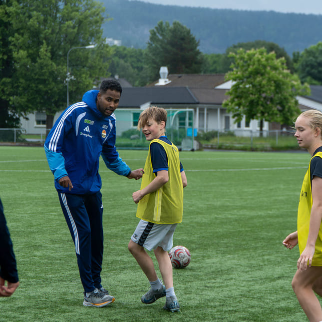 Elever smiler på fotballtrening med Strømsgodset