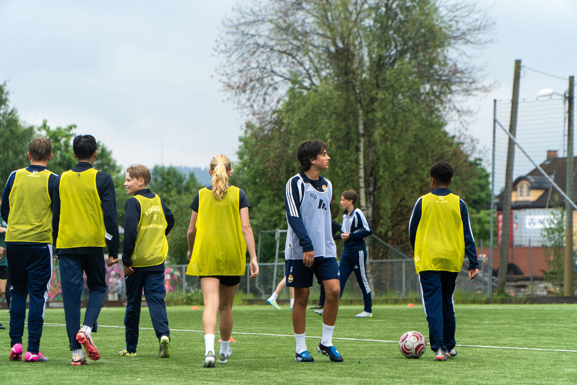 Hele gjengen samlet på fotballtrening med Strømsgodset