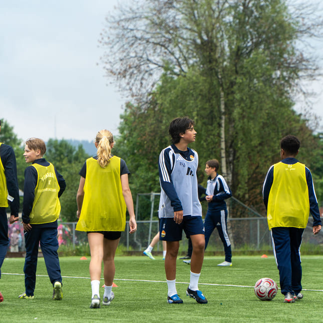 Hele gjengen samlet på fotballtrening med Strømsgodset