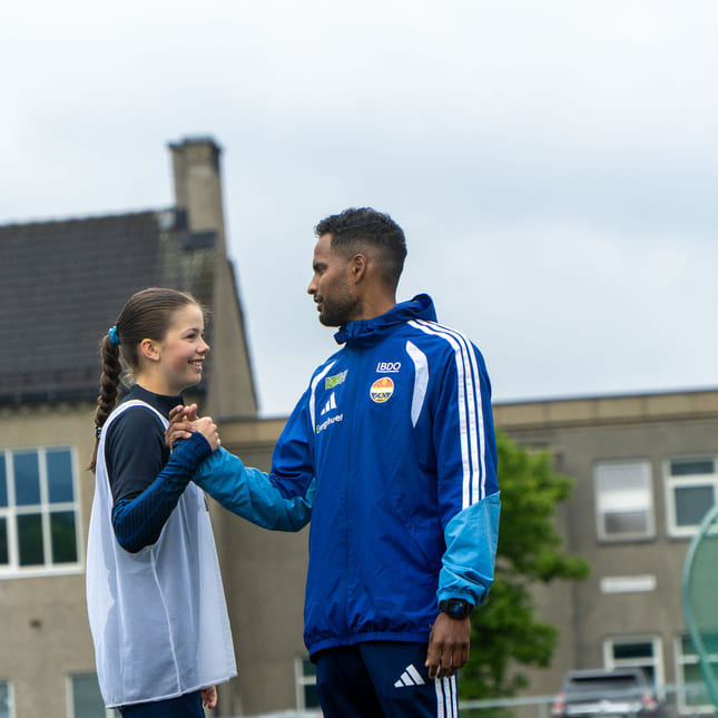 Elev på Akademiet Ungdomsskole Drammen tar hånda til fotballtrener på Strømsgodset