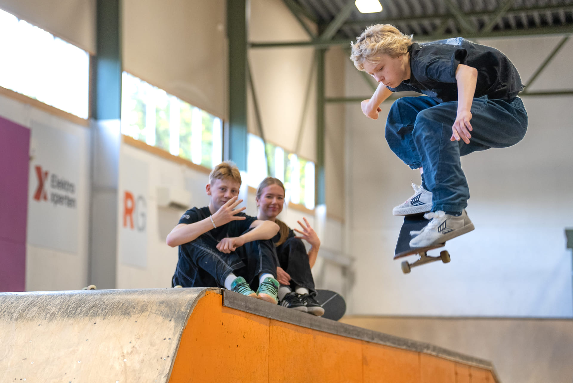 Tre elever skater i Kristiansand.