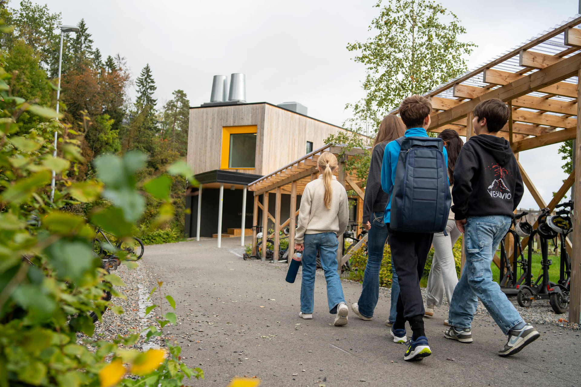 Elever går utenfor Akademiet Ungdomsskole Asker.