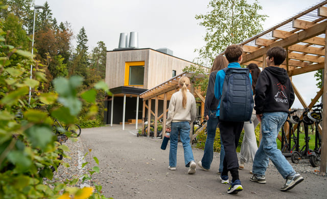 Elever går utenfor Akademiet Ungdomsskole Asker.