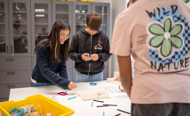 Elever arbeider med Lego teknikk.