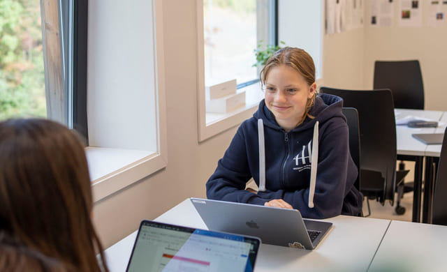 To elever snakker sammen i studietid på Akademiet Ungdomsskole Asker