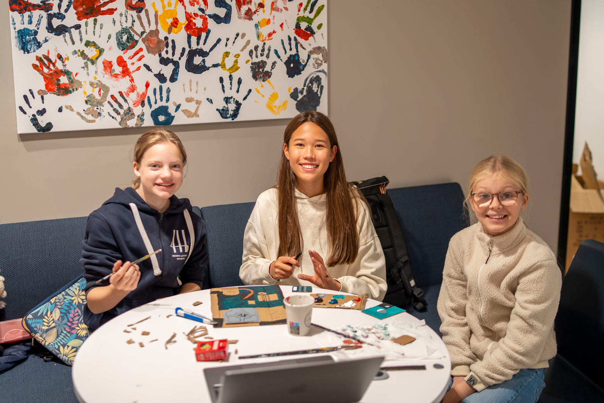 Elever i klasserommet på Akademiet Ungdomsskole Asker.