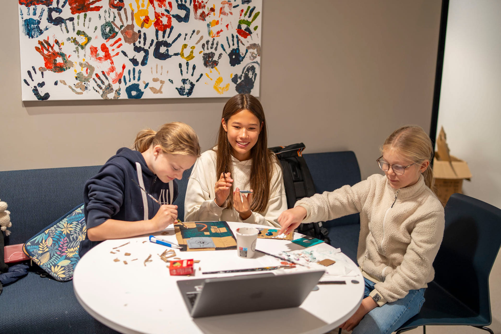 Elever i klasserommet på Akademiet Ungdomsskole Asker.