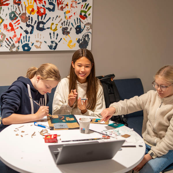 Elever i klasserommet på Akademiet Ungdomsskole Asker.