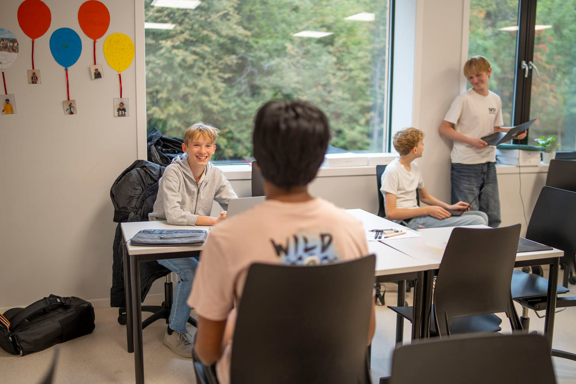 Elever i klasserommet på Akademiet Ungdomsskole Asker.