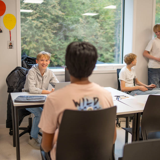 Elever i klasserommet på Akademiet Ungdomsskole Asker.