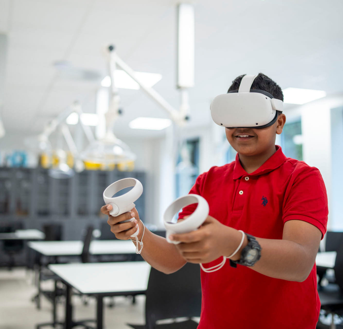Elev med VR-briller på Akademiet Ungdomsskole Asker