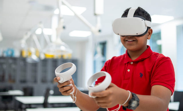 Elev med VR-briller på Akademiet Ungdomsskole Asker