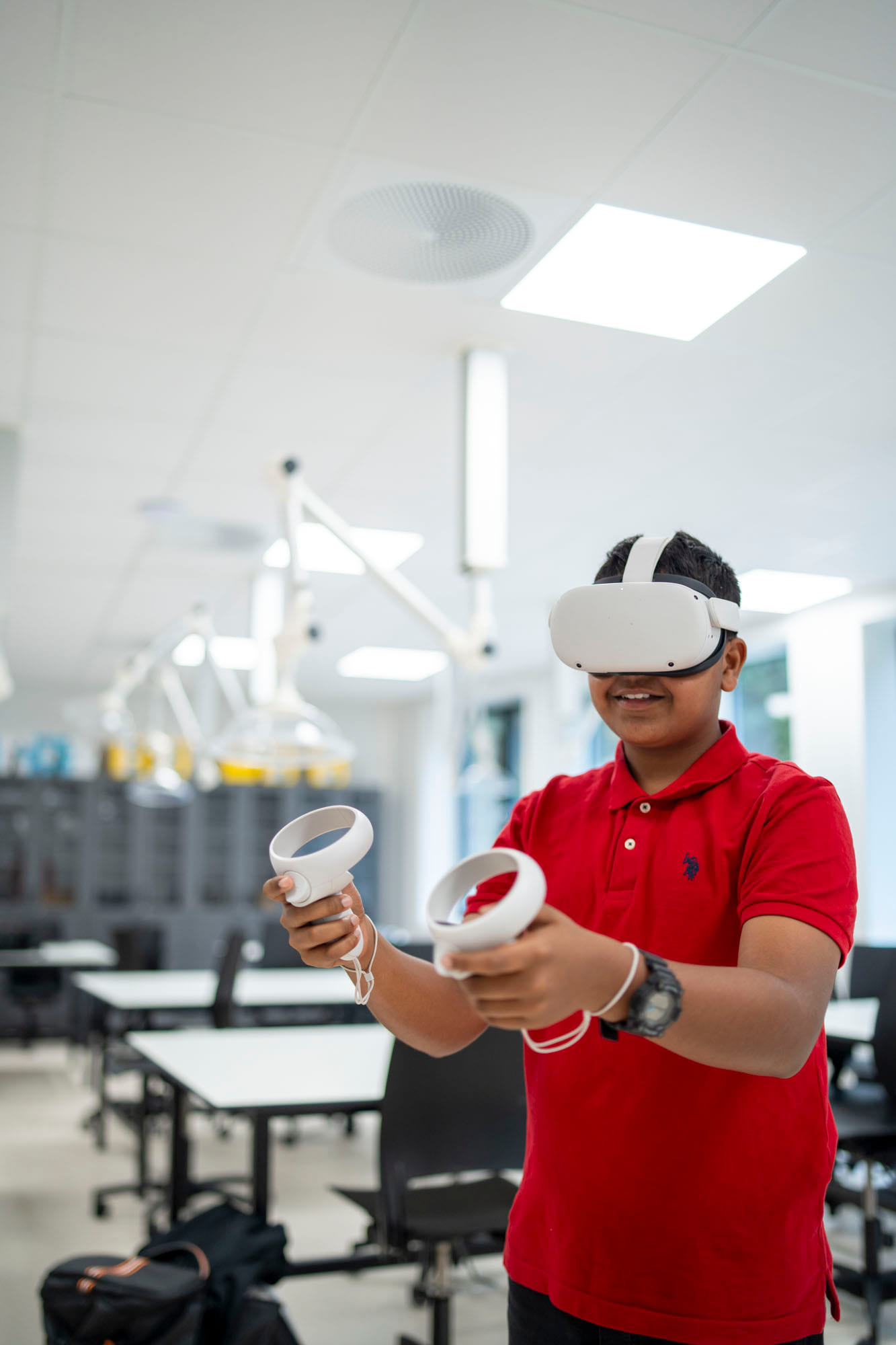 Elev med VR-briller på Akademiet Ungdomsskole Asker