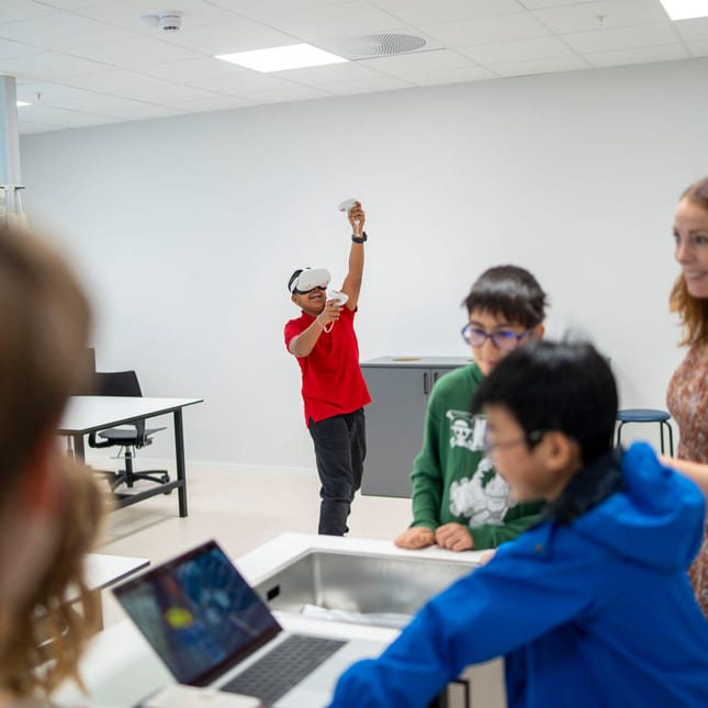 Elev med VR-briller på Akademiet Ungdomsskole Asker