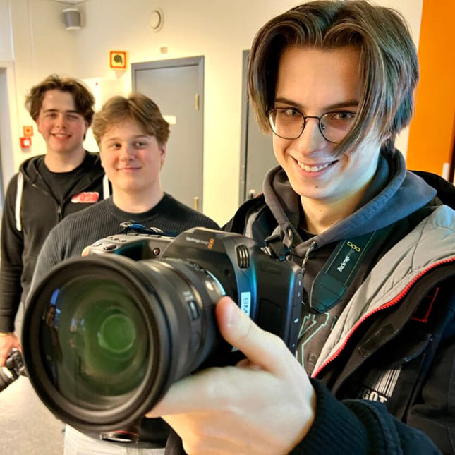 Elever med kamerautstyr på Akademiet