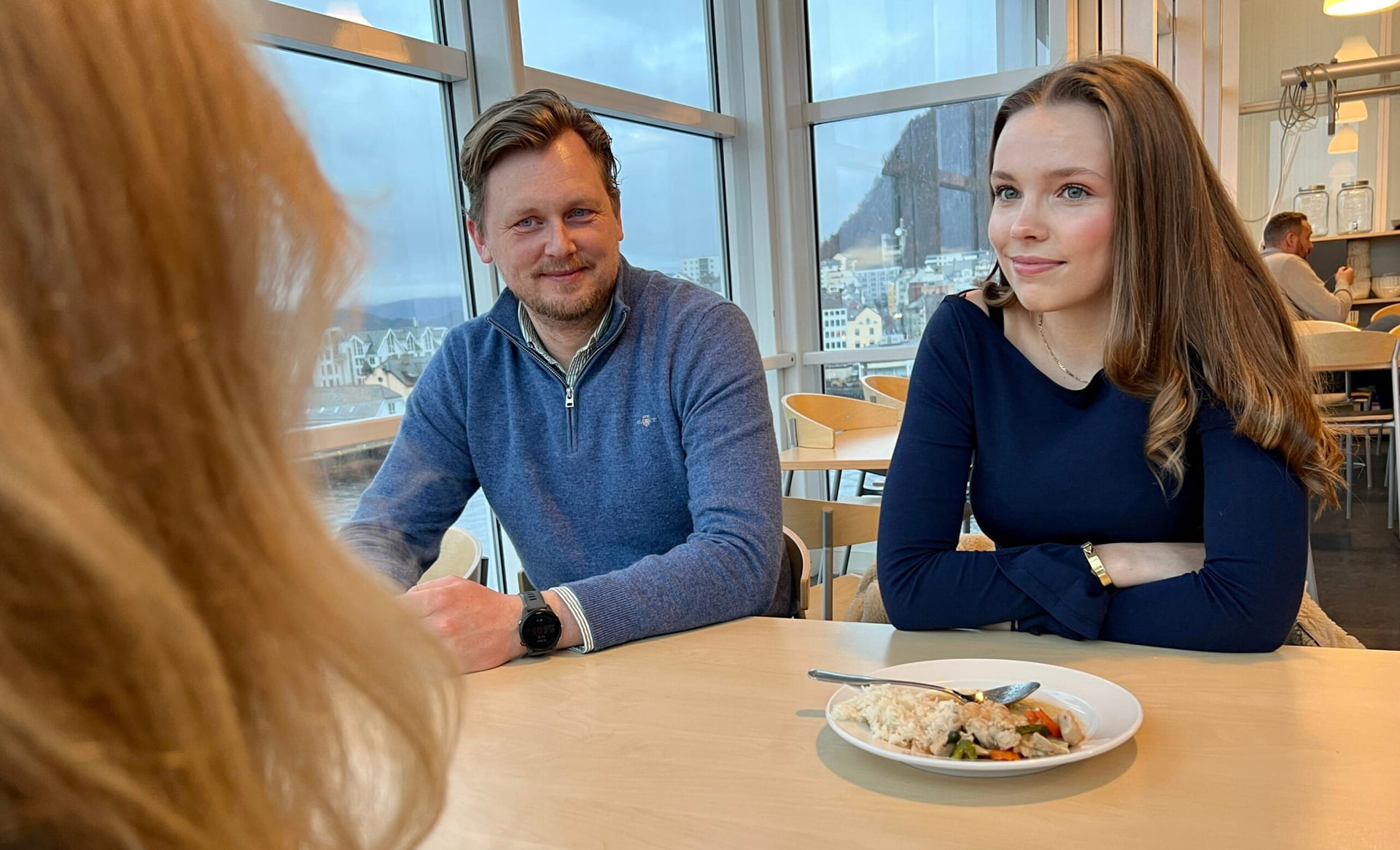 Rektor og elever på Akademiet Ålesund.
