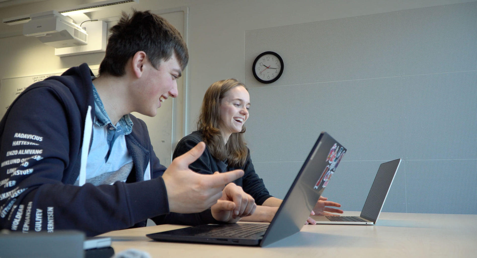 To elever i dialog om Hackathon