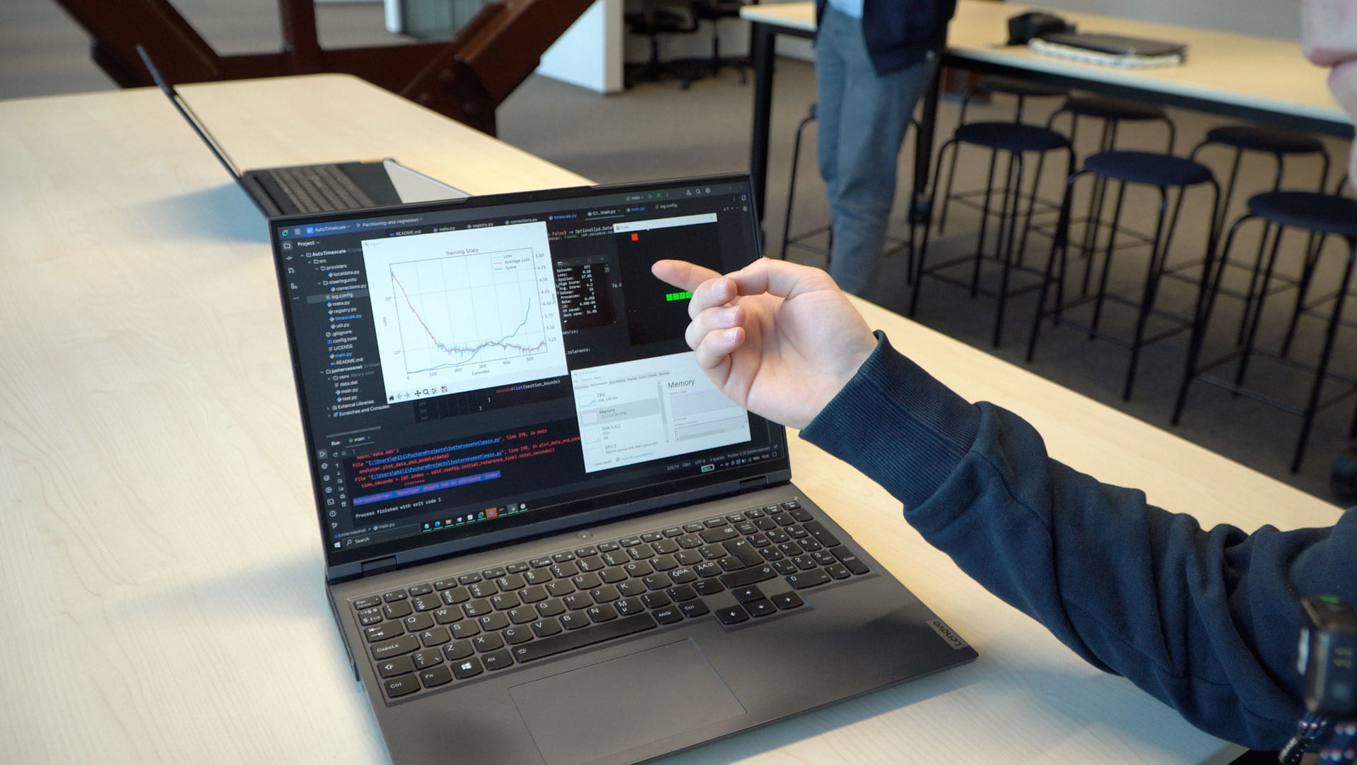 Elever samarbeider om prosjekt