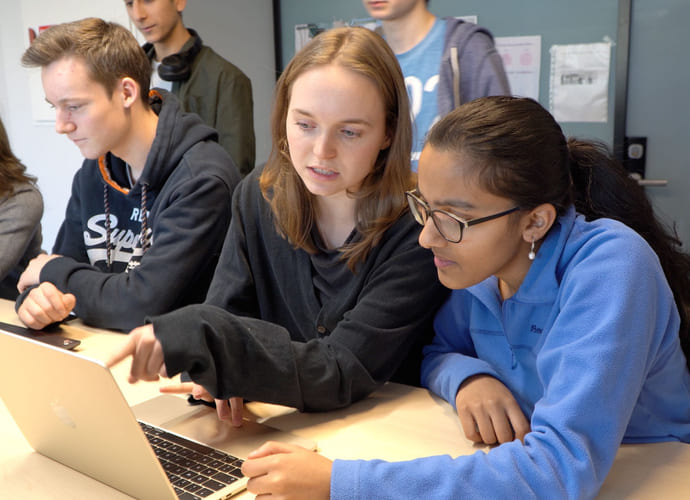 Elever samarbeider om prosjekt